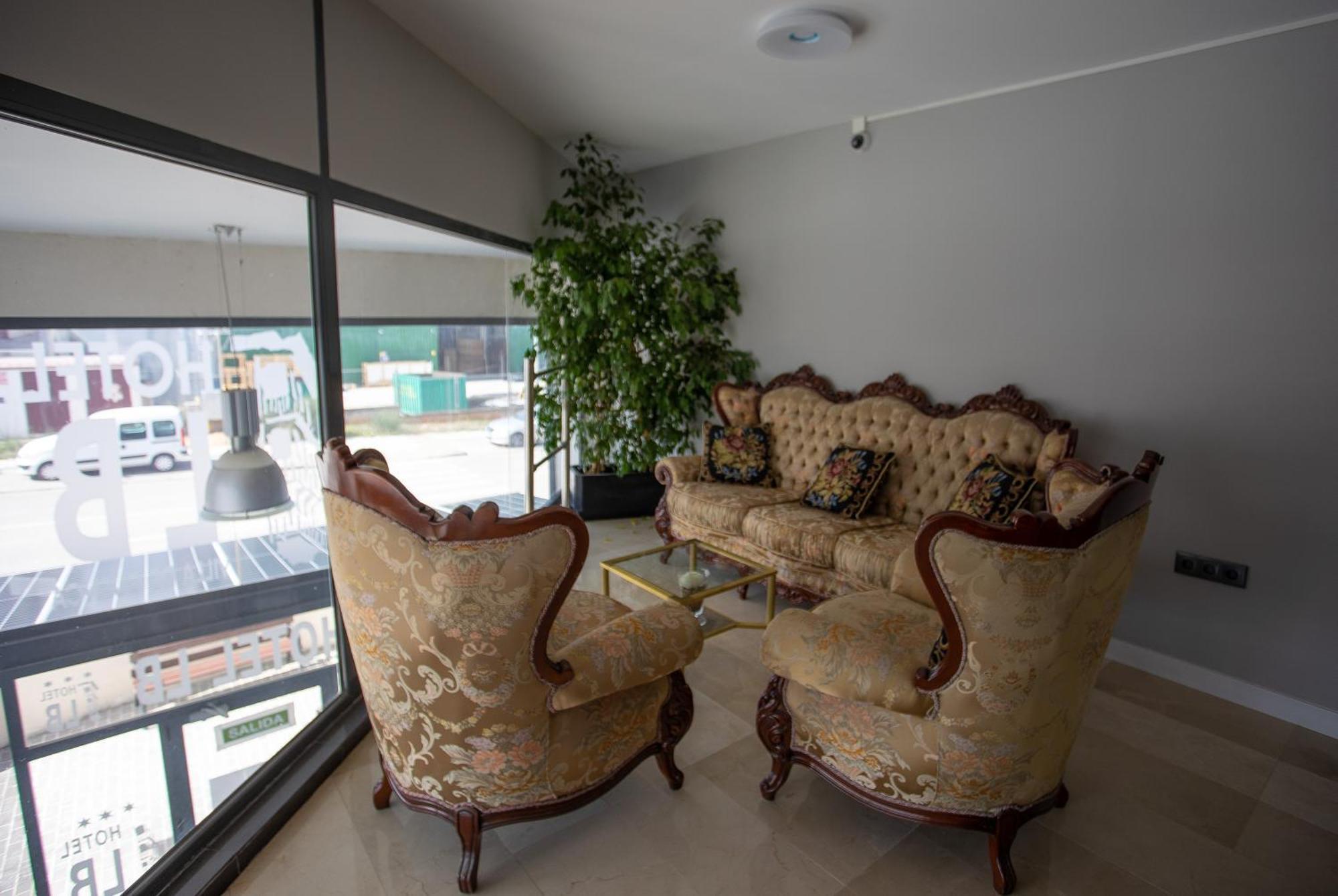 Hotel Lb Villa De Cuenca เกว็งกา ภายนอก รูปภาพ